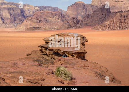 Eine kleine Brücke, die Felsformation im Wadi Rum Tal auch genannt Tal des Mondes in Jordanien Stockfoto