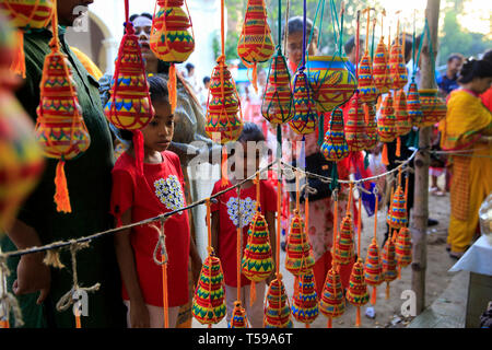 Töpfereien sind in der Boishakhi Mela auf Bangla Akademie Räumlichkeiten in Dhaka, Bangladesch Abschaltdruck angezeigt Stockfoto