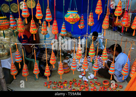 Töpfereien sind in der Boishakhi Mela auf Bangla Akademie Räumlichkeiten in Dhaka, Bangladesch Abschaltdruck angezeigt Stockfoto