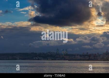 Bewölkter Sonnenuntergang in Baku Stockfoto