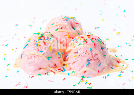 Rosa Erdbeere scoops Eis streuten besprüht und Sahnehäubchen auf weißem Hintergrund Stockfoto