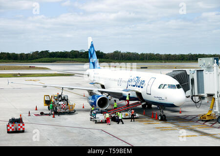 Eine JetBlue Flugzeug auf dem Boden am Flughafen Cancun, Mexiko Stockfoto