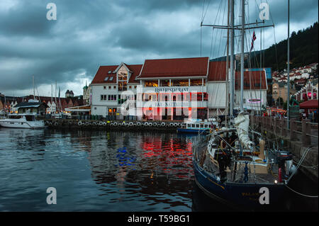 Bergen, Norwegen - 30. Juli 2013: Foto von Bergen direkt am Wasser an einem regnerischen Abend. Die Küste der Hafen von Bergen. Stockfoto