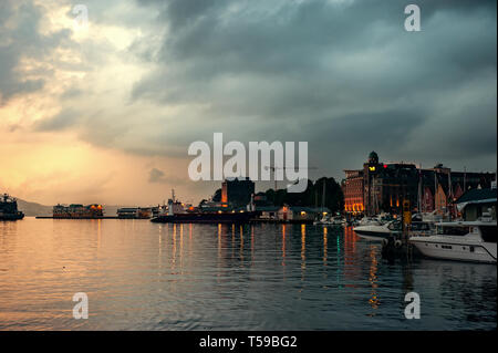 Bergen, Norwegen - 30. Juli 2013: Foto von Bergen direkt am Wasser an einem regnerischen Abend. Die Küste der Hafen von Bergen. Stockfoto