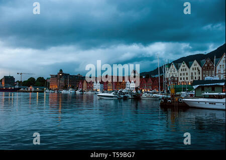 Bergen, Norwegen - 30. Juli 2013: Foto von Bergen direkt am Wasser an einem regnerischen Abend. Die Küste der Hafen von Bergen. Stockfoto