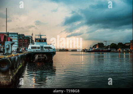 Bergen, Norwegen - 30. Juli 2013: Foto von Bergen direkt am Wasser an einem regnerischen Abend. Die Küste der Hafen von Bergen. Stockfoto