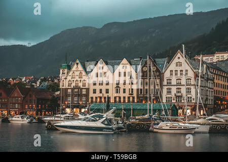 Bergen, Norwegen - 30. Juli 2013: Foto von Bergen direkt am Wasser an einem regnerischen Abend. Die Küste der Hafen von Bergen. Stockfoto