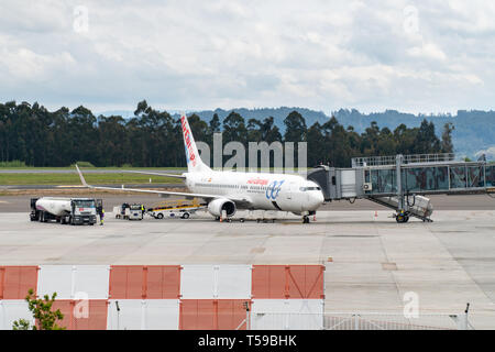 Santiago de Compostela, Spanien. 19. April 2019: Air Europa Flug warten auf Passagiere in Santiago de Compostela Flughafen Stockfoto