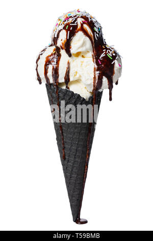 Schwarzer Kegel-, Wafer- Tasse mit Kugeln Eis gegossen Schokolade Glasur dekoriert multicolor besprüht ist auf weißem Hintergrund und Stockfoto