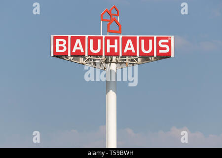 Bauhaus Zeichen gegen den blauen Himmel Stockfoto