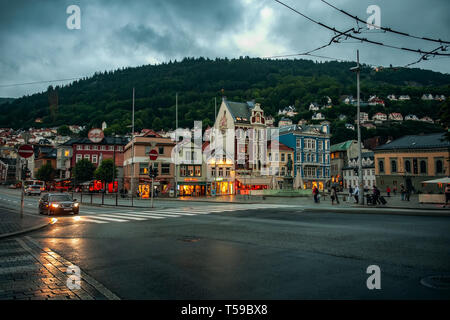 Bergen, Norwegen - 30. Juli 2013: Foto von Bergen direkt am Wasser an einem regnerischen Abend. Die Küste der Hafen von Bergen. Stockfoto