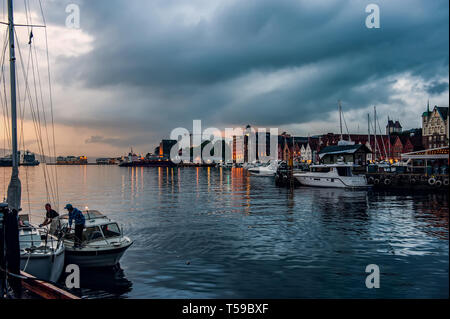 Bergen, Norwegen - 30. Juli 2013: Foto von Bergen direkt am Wasser an einem regnerischen Abend. Die Küste der Hafen von Bergen. Stockfoto