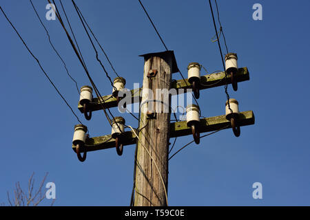 Altmodische Telegraphenmast mit keramischen Isolatoren. Stockfoto