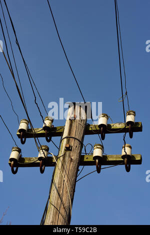 Altmodische Telegraphenmast mit keramischen Isolatoren. Stockfoto