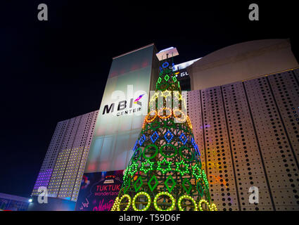 BANGKOK, THAILAND, 11. Januar 2019 - Neue MBK Shopping Center bei Nacht während der Weihnachtsfeiertage in Bangkok, Thailand Stockfoto