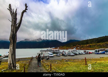 Provinz Santa Cruz, Argentinien - Feb 2015: Puerto Bajo Las Sombras ist ein Steg, wo Tourist Board Boote ein näherer Blick auf die Gletscher Perito Moreno zu erhalten Stockfoto