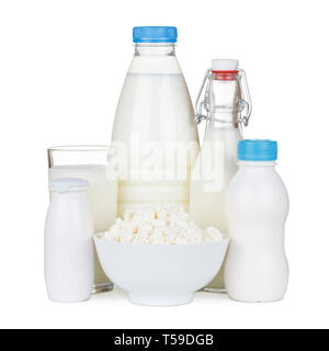 Molkereiprodukte, Milch, Joghurt, Quark isoliert auf weißem Stockfoto