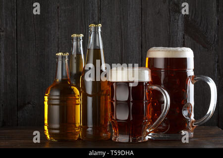 Bier Gläser und Flaschen mit Vielfalt von Bier auf hölzernen Tisch noch Leben Stockfoto