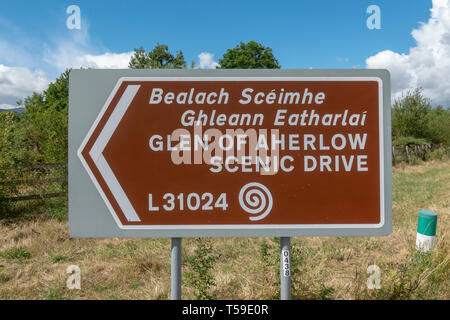 Schild für die landschaftlich reizvolle Fahrt entlang der Glen von Aherlow, County Tipperary, Irland. Stockfoto