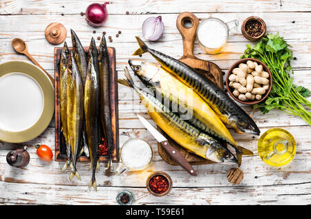 Heiß geräucherten Fisch. geräucherte Makrele auf hölzernen Hintergrund Stockfoto