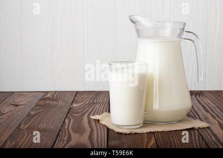 Milch in Glas und Krug Stockfoto