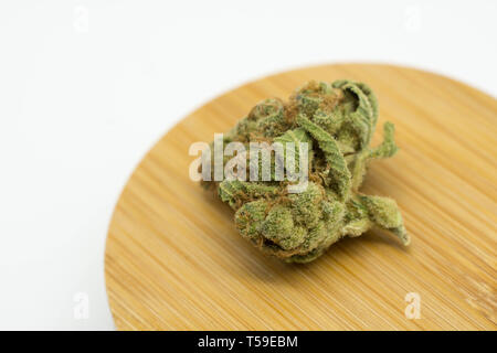 Single Marihuana bud auf Holz isoliert Stockfoto