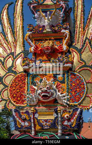 Bade Einäscherung Turm mit traditionellen balinesischen Skulpturen der Dämonen und Blumen in der Central Street in Ubud, Insel Bali, Indonesien. Für eine vorbereitet Stockfoto