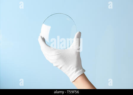 Neue Art von Glas oder Kunststoff, Forschung, Hand in Hand holding Kreis Stück transparentes Material Stockfoto