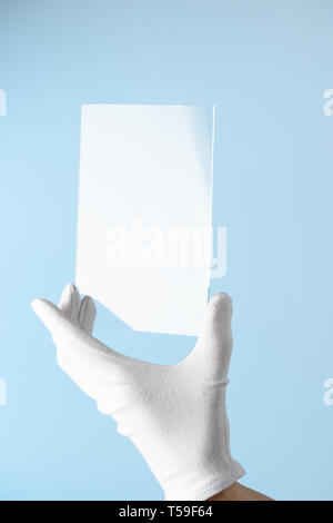 Neue Funktionen von Glas oder Kunststoff, Forschung, Hand in Hand Holding rechteckiges Stück transparentes Material Stockfoto