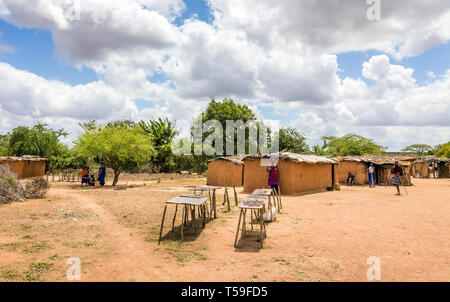 MASAI DORF, KENIA - Oktober 11, 2018: Unindentified afrikanische Menschen tragen traditionelle Kleidung in Masai Stamm, Kenia Stockfoto