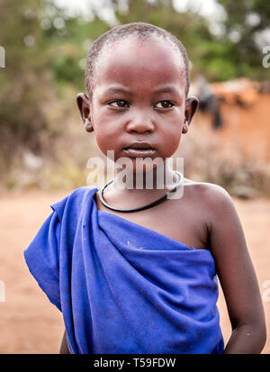 MASAI DORF, KENIA - Oktober 11, 2018: Unindentified afrikanisches Kind in traditioneller Kleidung in Masai Stamm, Kenia Stockfoto