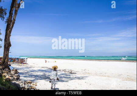 DIANI BEACH, KENIA - Oktober 14, 2018: Native afrikanischer Mann und seascape Diani Beach, Kenia Stockfoto