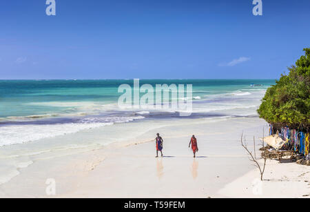 DIANI BEACH, KENIA - Oktober 16, 2018: Unindentified afrikanische Männer tragen traditionelle Masai Kleidung am Diani Beach, Kenia Stockfoto