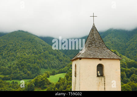 Pfarrkirche St. Martin Glockenturm mit Aspe Landschaft mit Wäldern und Wiesen im Hintergrund (Aydius, CC Vallée Aspe, Aquitaine, Frankreich) Stockfoto