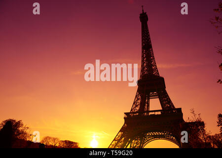 Eiffelturm Silhouette bei Sonnenuntergang in Paris Frankreich Stockfoto