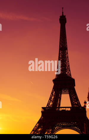 Eiffelturm Silhouette bei Sonnenuntergang in Paris Frankreich Stockfoto