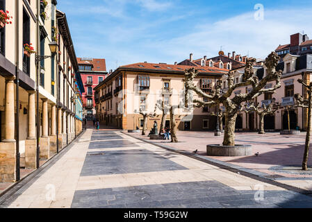 Oviedo, Spanien - 1 April, 2019: Daoiz y Velarde Square im historischen Stadtzentrum. Stockfoto