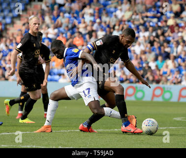 Oldham der Athletic Christopher Missilou und Mansfield's Town Krystian Pearce Kampf um den Ball in den Himmel Wette Liga zwei Gleiche an Boundary Park, Oldham. Stockfoto