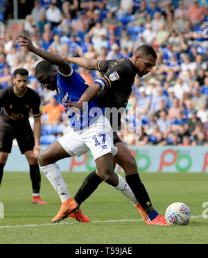 Oldham der Athletic Christopher Missilou und Mansfield's Town Krystian Pearce Kampf um den Ball in den Himmel Wette Liga zwei Gleiche an Boundary Park, Oldham. Stockfoto