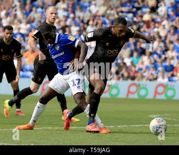 Oldham der Athletic Christopher Missilou und Mansfield's Town Krystian Pearce Kampf um den Ball in den Himmel Wette Liga zwei Gleiche an Boundary Park, Oldham. Stockfoto