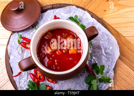 Gulaschsuppe bograch in eine Schüssel geben. Ungarische Gericht. Ansicht von oben Stockfoto