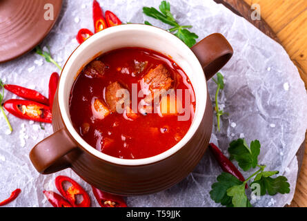 Schmackhafte ungarische Heiße Gulaschsuppe Bograch oder Gulas Lamm Fleisch Eintopf auf Holz- Oberfläche im Restaurant. Traditionelle Speisen. Stockfoto