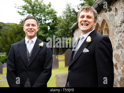 Foto: © Jamie Callister. Die Hochzeit von Felix und Maria Hughes. Tysilio Kirche und das Chateau Rhianfa, Menai Straits, Anglesey, Nordwales, Stockfoto