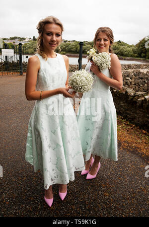 Foto: © Jamie Callister. Die Hochzeit von Felix und Maria Hughes. Tysilio Kirche und das Chateau Rhianfa, Menai Straits, Anglesey, Nordwales, Stockfoto