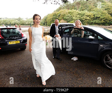 Foto: © Jamie Callister. Die Hochzeit von Felix und Maria Hughes. Tysilio Kirche und das Chateau Rhianfa, Menai Straits, Anglesey, Nordwales, Stockfoto