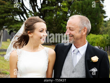 Foto: © Jamie Callister. Die Hochzeit von Felix und Maria Hughes. Tysilio Kirche und das Chateau Rhianfa, Menai Straits, Anglesey, Nordwales, Stockfoto