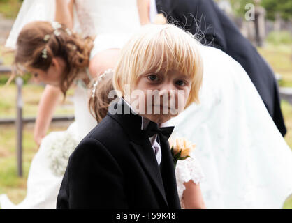 Foto: © Jamie Callister. Die Hochzeit von Felix und Maria Hughes. Tysilio Kirche und das Chateau Rhianfa, Menai Straits, Anglesey, Nordwales, Stockfoto