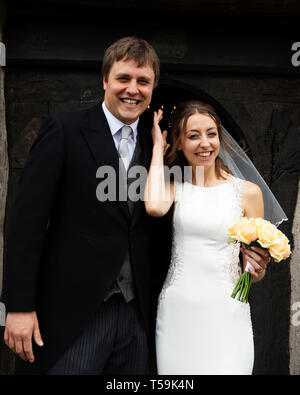 Foto: © Jamie Callister. Die Hochzeit von Felix und Maria Hughes. Tysilio Kirche und das Chateau Rhianfa, Menai Straits, Anglesey, Nordwales, Stockfoto