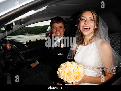 Foto: © Jamie Callister. Die Hochzeit von Felix und Maria Hughes. Tysilio Kirche und das Chateau Rhianfa, Menai Straits, Anglesey, Nordwales, Stockfoto