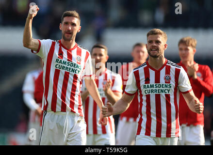 Von Sheffield United CHRIS Basham (links) feiert nach dem Himmel Wette Championship match Am KCOM Stadion, Hull. Stockfoto